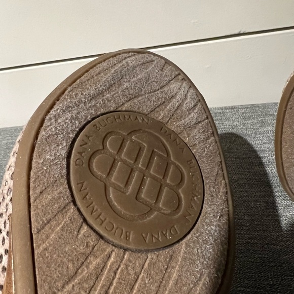 Dana Buchman Shoes Womens Wedge Heels Pump Slip On Beige Suede Perforated - Picture 5 of 6